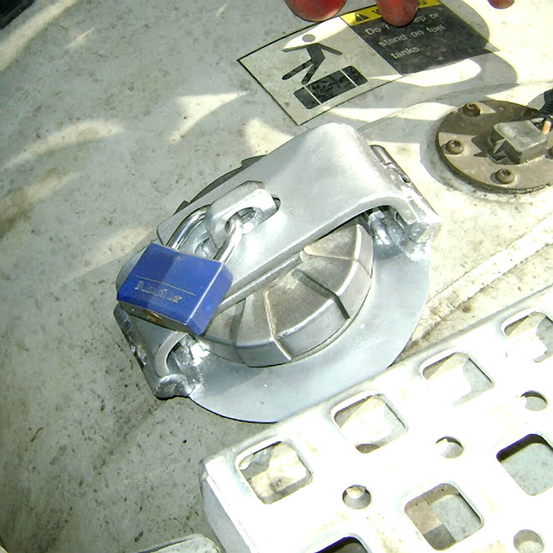semi-truck-lock-on-guard-diesel-guard semi truck lock on guard diesel guard